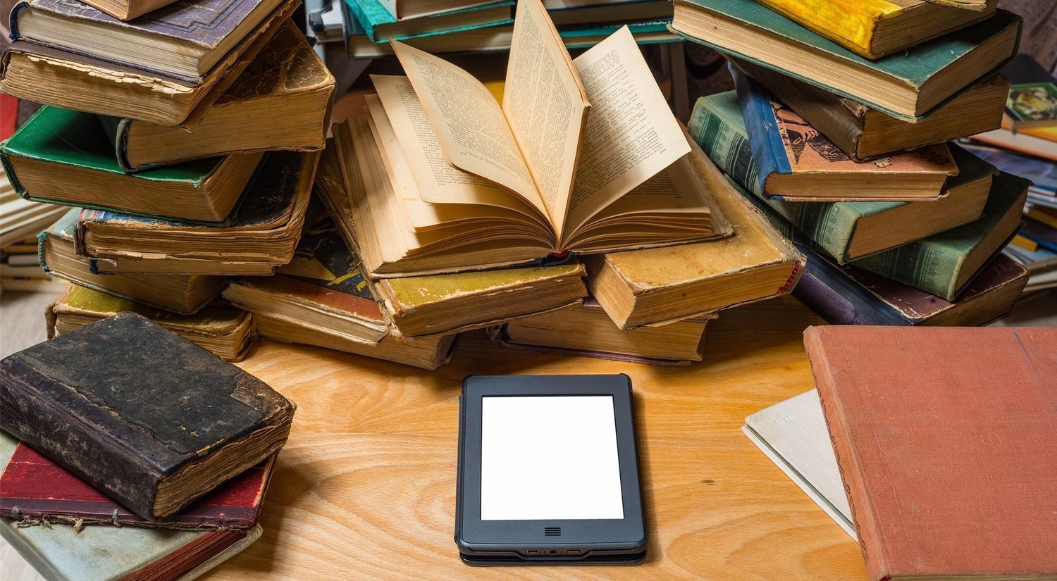 Libro vs ebook: el eterno debate que también divide a los millennials