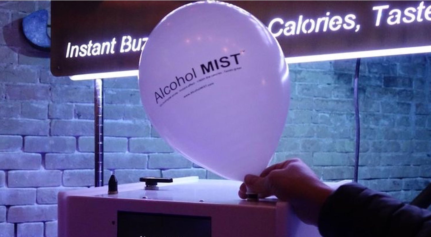 'Alcohol Mist': la moda de beber alcohol en un globo