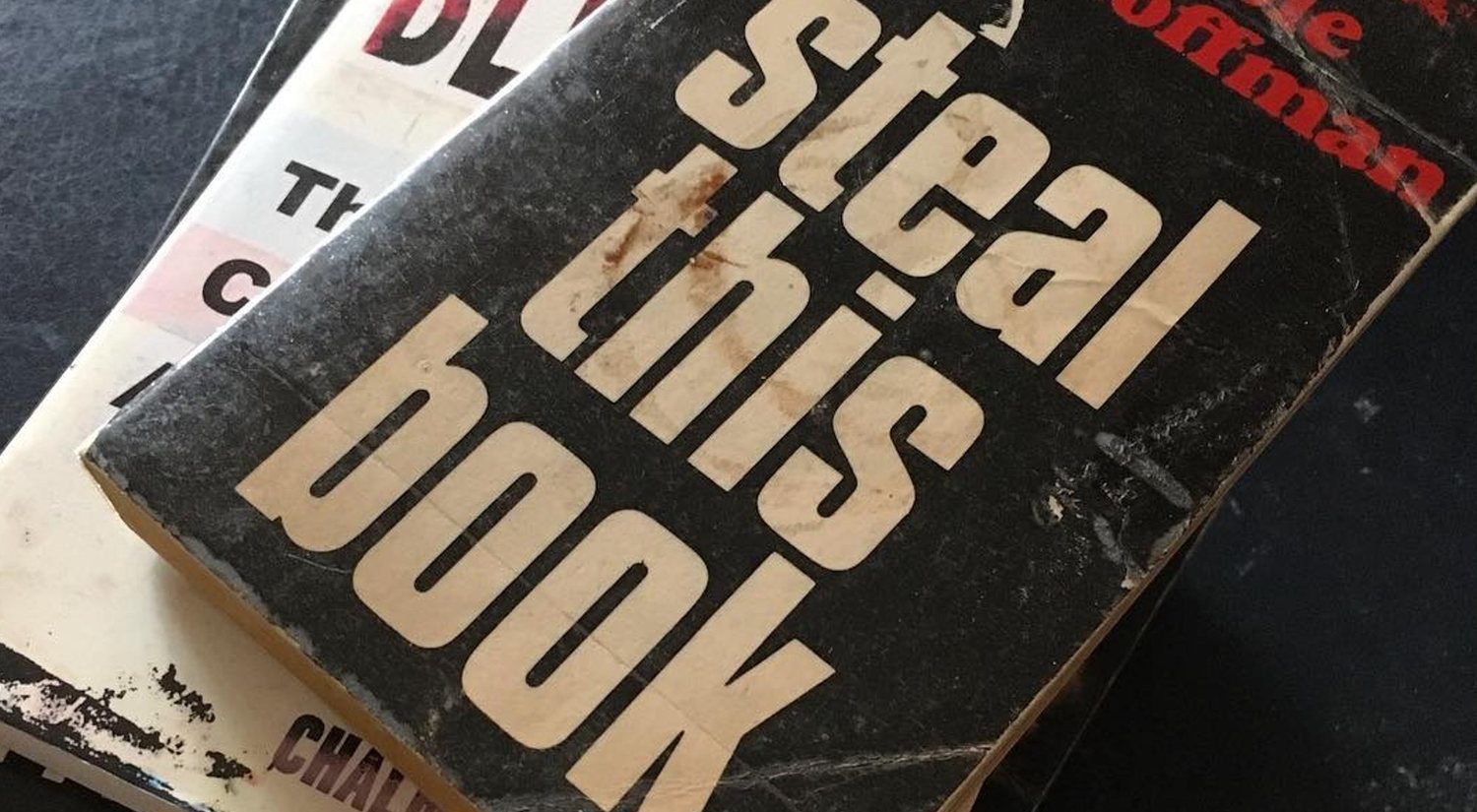 Libros polémicos: 'El libro de cocina del anarquista' y 'Roba este libro', los manuales subversivos de los 70