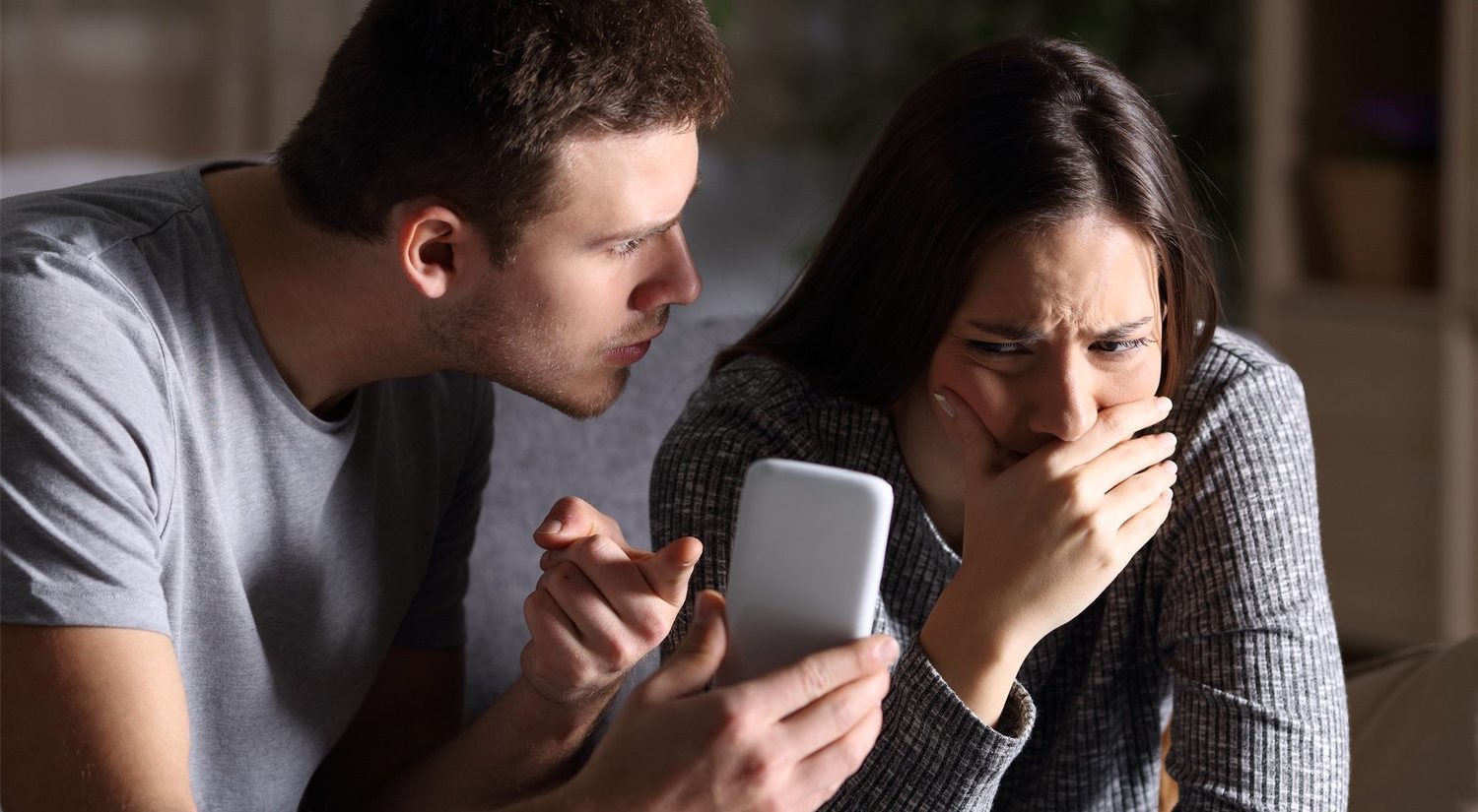 Controlar a tu pareja por redes sociales: por qué debes dejar de hacerlo