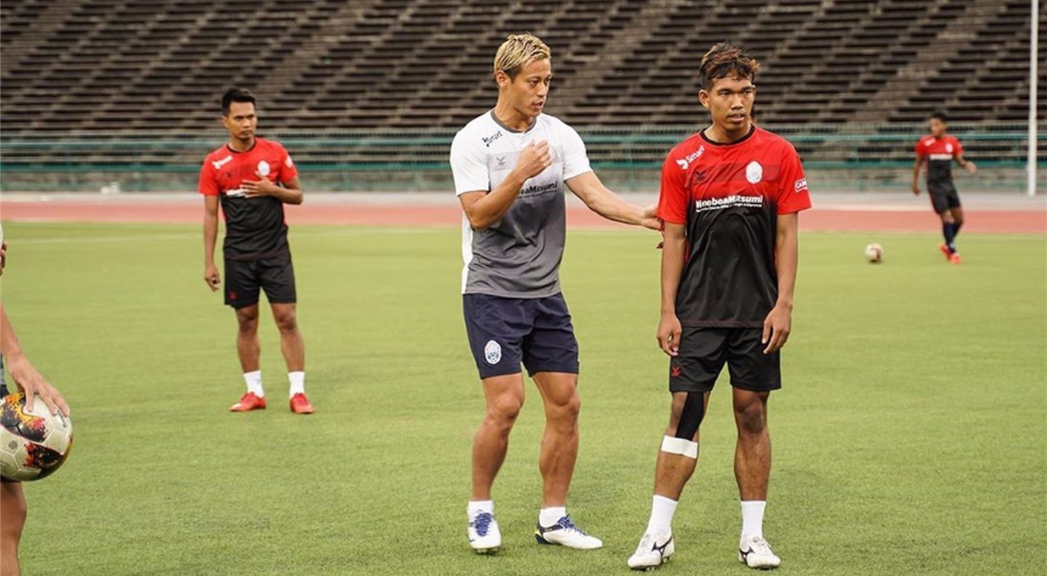 Keisuke Honda, Vitesse y Camboya, una unión bastante especial