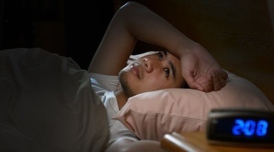 Dormir poco (y mal) en cuarentena: por qué nos cuesta tanto y consejos