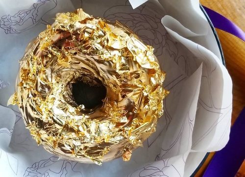 Un donut de champán completamente recubierto de oro, para desayunar por más de 100 dólares la pieza.