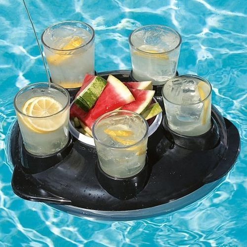Beber y comer sin salir del agua ya es posible con esta bandeja flotante teledirigida. El futuro era esto.