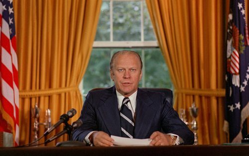 El presidente Gerald Ford aprobó una Orden Ejecutiva en 1976 que prohibía la experimentación con drogas en seres humanos.