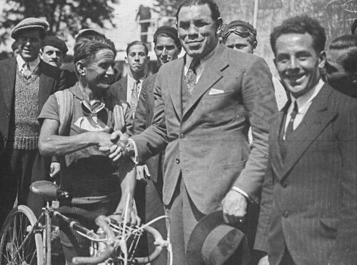 El ciclista Vicente Trueba le da la mano al boxeador Paulino Uzcudun en 1934