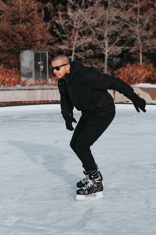 La espalda se debe encorvar en el patinaje sobre hielo