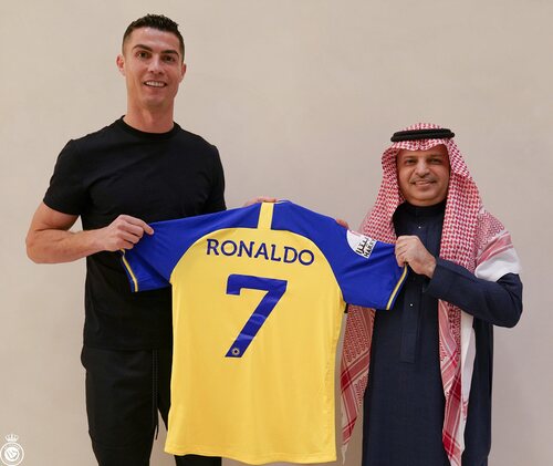 Cristiano Ronaldo después de firmar por el Al-Nassr
