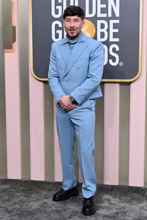 Barry Keoghan con un traje azul Louis Vuitton