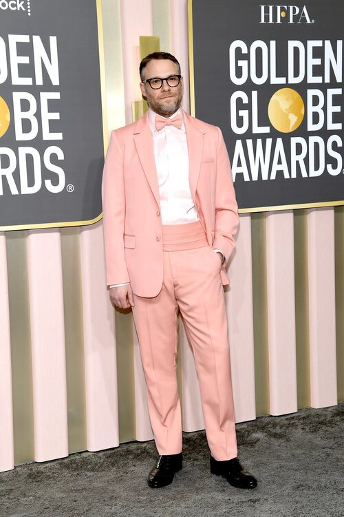 Seth Rogen con un traje rosa palo de Dior