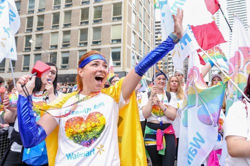 Trabajadoras de Walmart se manifiestan en el día del Orgullo LGTBIQ+.