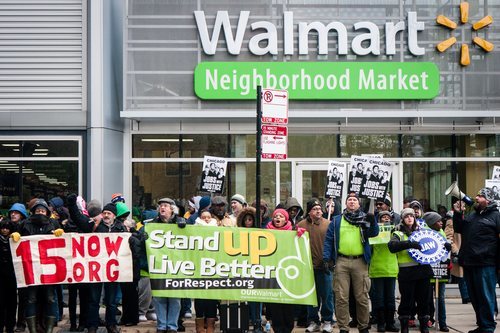 Huelga de los trabajadores de Walmart exigiendo la equiparación salarial con Amazon: 15 euros la hora.