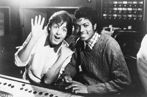 Paul McCartney y Michael Jackson en el estudio trabajando en una canción cuando eran amigos