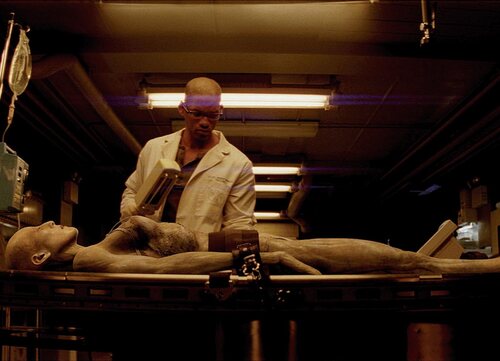 Will Smith interpretando a Robert Nevile trabajando en su laboratorio en búsqueda de la cura