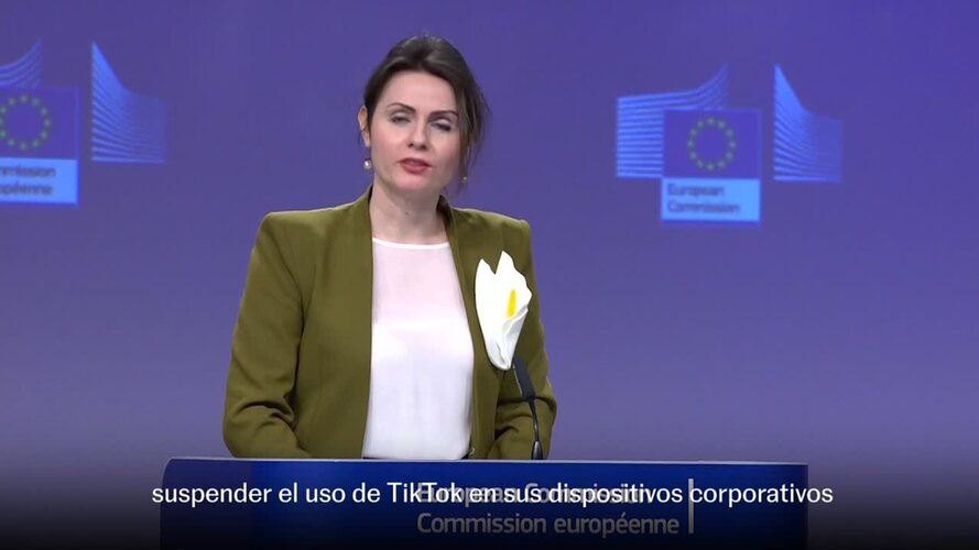 Sonya Gospodinova, portavoz de la Comisión Europea, anunciando la reciente prohibición de TikTok en los dispositivos del organismo