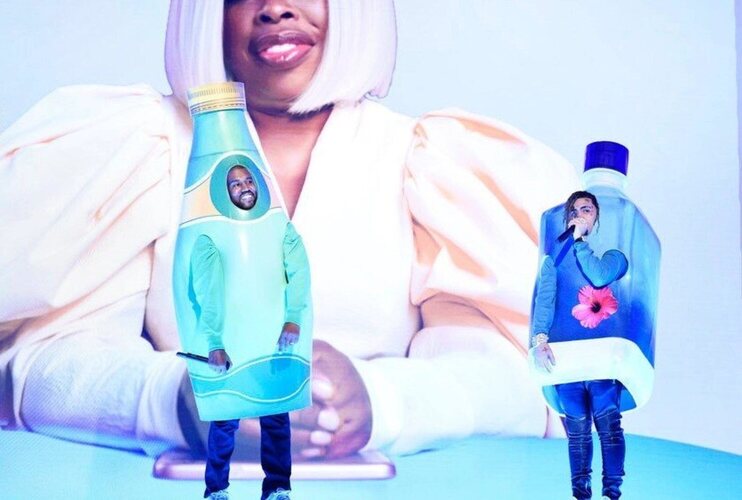 Como artista invitado, Kanye West nos dejó momentos tan random como este, cuando se disfrazó de botella Perrier