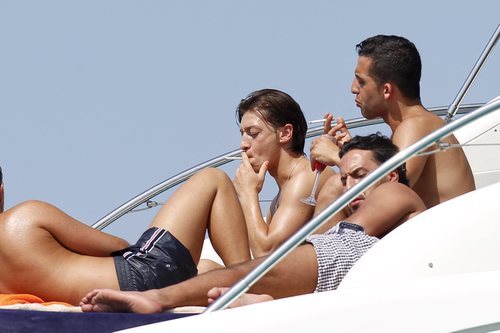 Özil, en un yate rodeado de amigos en Ibiza, viviendo sin frenos