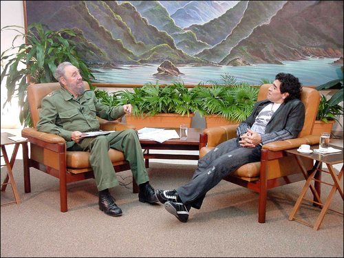 A la izquierda, Fidel Castro, a la derecha Maradona, ambos disfrutando de una amigable conversación.