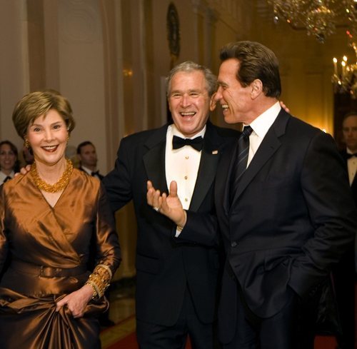 Arnold junto a Bush y su esposa en la Gala de los Oscar.
