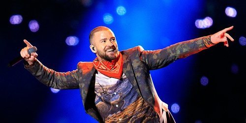 El look de Timberlake (americana con estampado de camuflaje, camiseta con ciervos) fue ridiculizado en internet, que convirtió al chaval que se hizo un selfie con el cantante sin saber quién era en un meme. La crítica definió el show como el más aburrido d