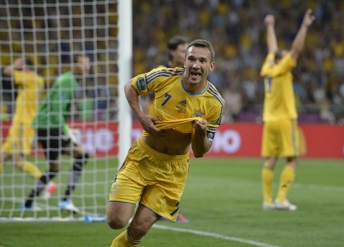 Andriy Shevchenko celebrando un gol en la Eurocopa 2012, torneo en el que firmó actuaciones memorables