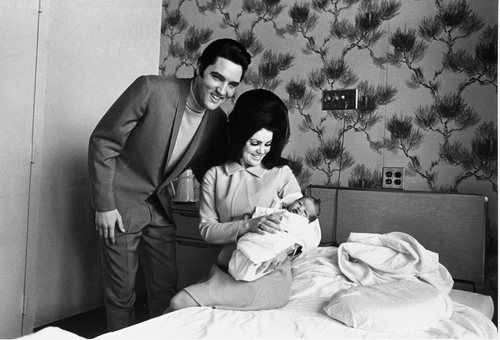 Elvis Presley junto a su mujer y su recién nacida hija