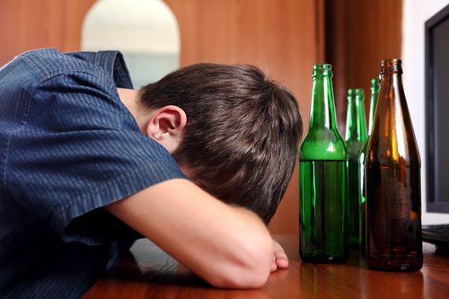 El alcohol a edad temprana genera muchos problemas de salud, pero también a nivel social.