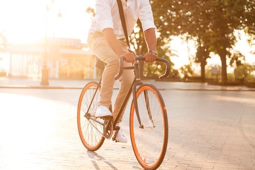 Cada vez más gente decide ir al trabajo en bicicleta.
