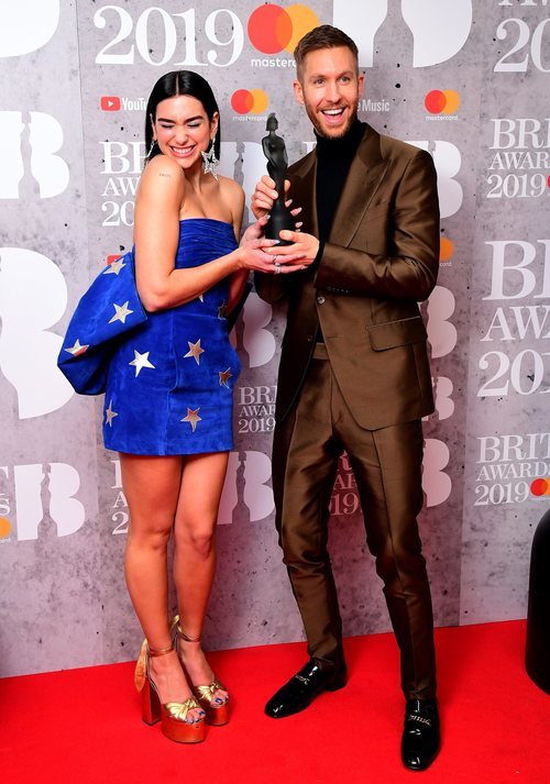 Calvin Harris, feliz con su Brit Awards junto a Dua Lipa.