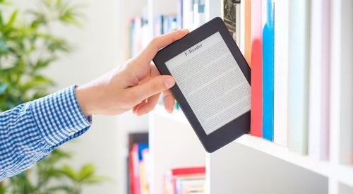 Los millennials todavía no consiguen decantarse entre ebooks y libros tradicionales. De su decisión depende el futuro de la industria.