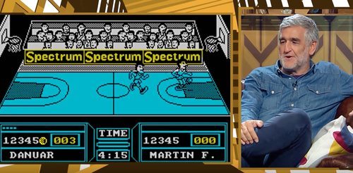 Iturriaga charlando con Ibai sobre su videojuego favorito, uno de baloncesto de la prehistórica 'Spectrum'