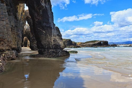 Playa de 'Las Catedrales' en Ribadeo, Galicia. El norte es un paraíso natural