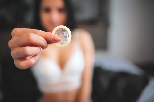 El preservativo puede ser una señal muy erótica y sutil para proponer una relación