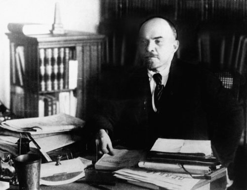 Después de que los bolcheviques conquistasen el poder, Lenin ordenó la creación de un sistema de autodefensa sin armas para las fuerzas de seguridad del recién creado Estado Soviético.