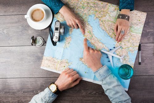 Mira el mapa, elige varios destinos y busca las opciones más asequibles. Tras mucho intentarlo, encontrarás el viaje que se adapte a tus gustos y presupuesto.