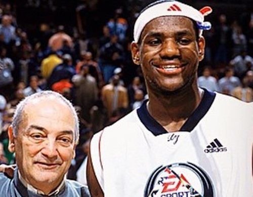 LeBron estuvo a punto de fichar por Adidas. Sin embargo, la compañía alemana consideró que la oferta que le había propuesto Vaccaro era excesiva, por lo que King James acabó firmando con Nike.