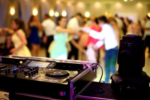 Los DJ de las bodas, los únicos que siguen pensando que 'Bailando' sigue de moda en 2019.