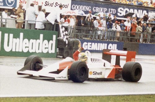 Ayrton Senna conquistó al público de la F1 gracias a una personalidad arrolladora y a un manejo del coche como nunca antes se había visto.