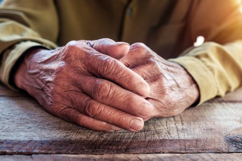 La población anciana es quien más probabilidades tiene de sufrir aislamiento social.