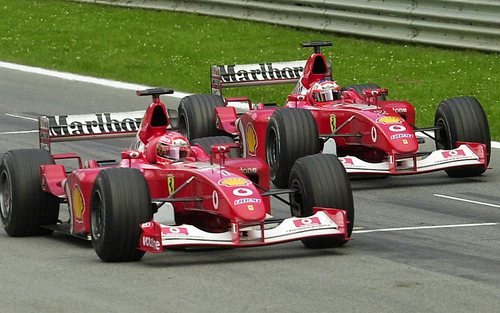 La suerte no sonreía a Barrichello (derecha), siempre estaba por detrás de sus compañeros (Schumacher a la izquierda).