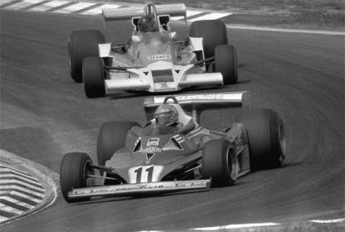 Niki Lauda pilotando con Ferrari seguido de James Hunt en 1977