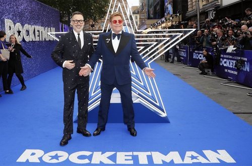 Elton John y su marido Richard Furnish en el estreno de 'Rocketman'