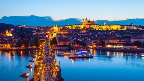 Praga tiene numerosos lugares interesantes. La Catedral de San Vito, el Callejón del Oro o la Plaza de Wenceslao son algunos de ellos.