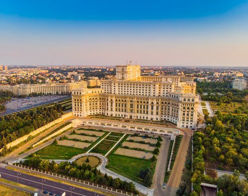 Bucarest es conocida como la 'Pequeña París' del Este. El Parlamento de Rumanía, en la foto, es el edificio administrativo civil más grande del mundo.