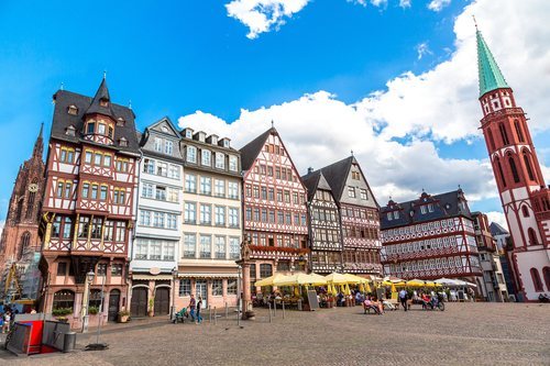 La Torre de Meno, la Orilla de los Museos, el Jardín de las Palmeras... Frankfurt alberga numerosos lugares de interés y una gastronomía exquisita.