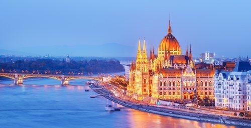 Las ciudades de Buda y Pest se unieron a finales del siglo XIX y crearon la actual capital húngara. Sus bellos edificios dan cuenta del paso del tiempo: en muchos de ellos aún se pueden ver los agujeros de las balas de la II Guerra Mundial.