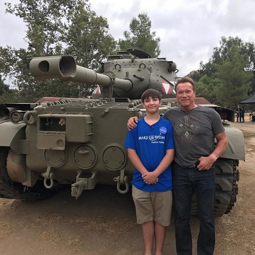 Schwarzenegger, junto a su hijo, posando con el tanque