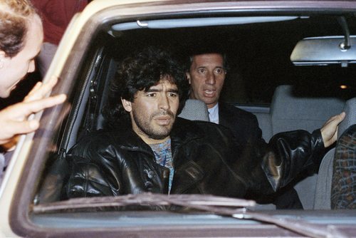 Maradona saliendo de una comisaría después de estar detenido por posesión y distribución de drogas (foto de 1991).