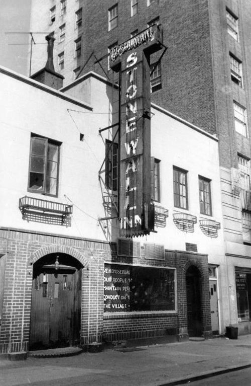 Stonewall Inn, hoy abierto al público, lucía este aspecto en 1969