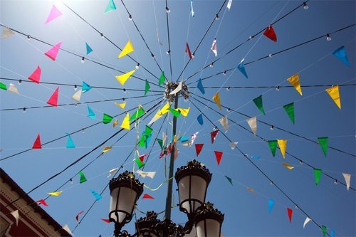 Los banderines son sinónimo de fiesta en los pueblos españoles